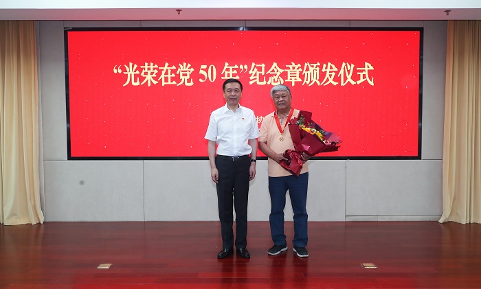 张宏森向老党员代表张力耕颁发纪念章