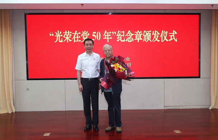 张宏森向老党员代表王巨才颁发纪念章